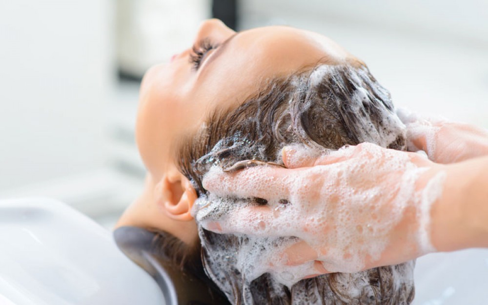 6 redenen waarom je niet iedere dag je haar moet wassen | Esthetic Hea