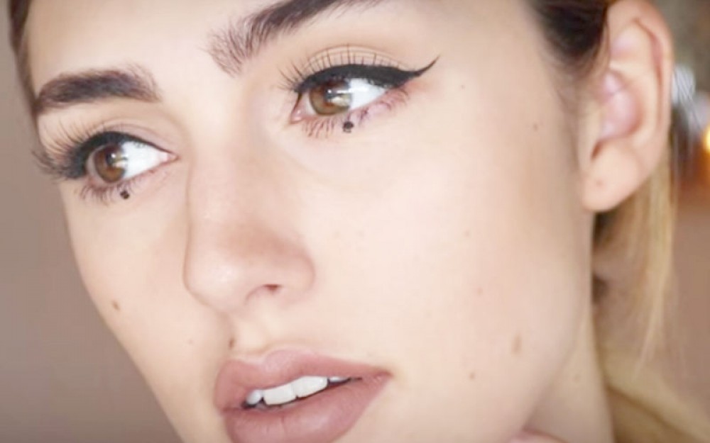 Dot eyeliner trend 