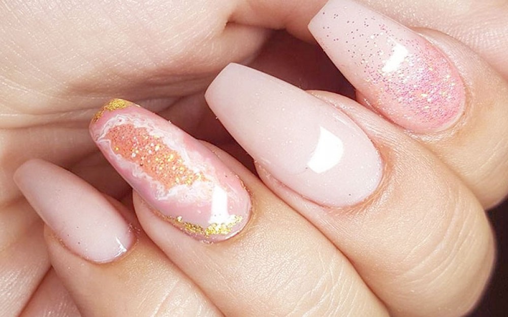 Edelstenen nagels en geode nagels: musthave nail-art!